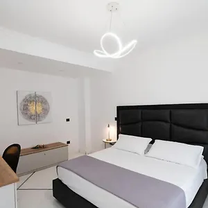 apartments-hotel-real-suite-napoli-chiaia-mergellina.hotels-amalfi.com/